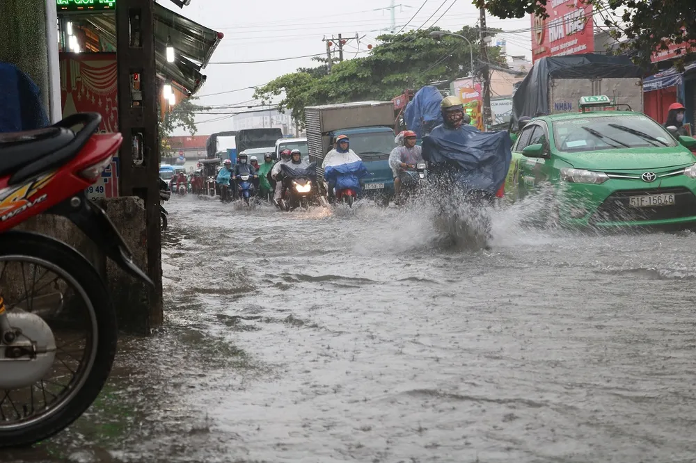 Nhọc nhằn di chuyển trong mưa chiều 7-11 ảnh 1 Nhọc nhằn di chuyển trong mưa chiều 7-11 ảnh 1